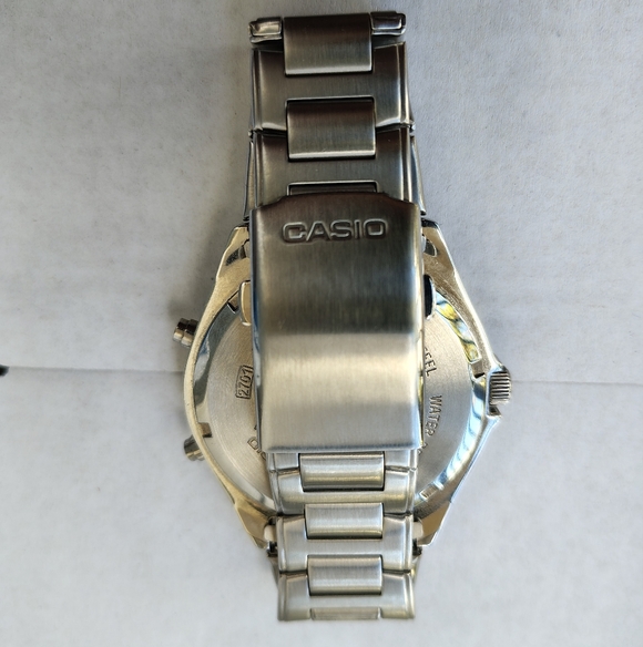 Casio AMW 320R Men's Blue Face Vintage Dive Watch - Picture 2 of 4